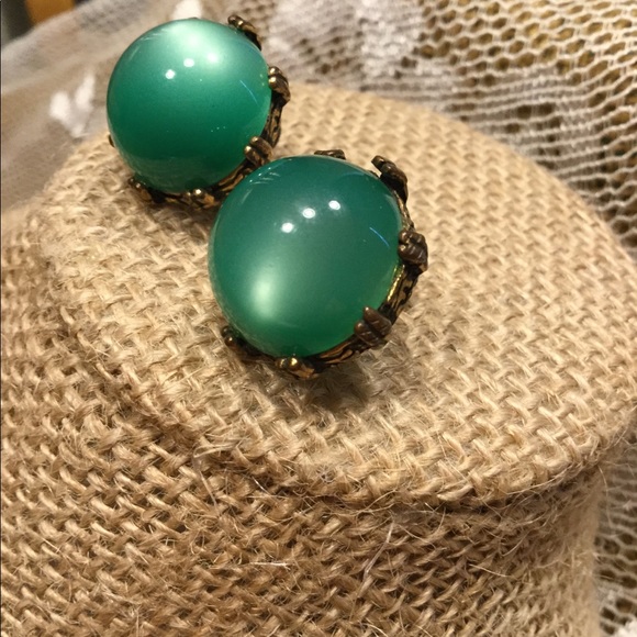 Green moon glow earrings, vintage, screw back - Picture 2 of 3